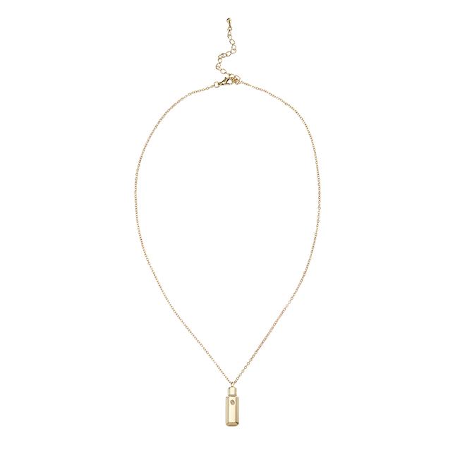 un collar de oro con un pequeño colgante rectangular