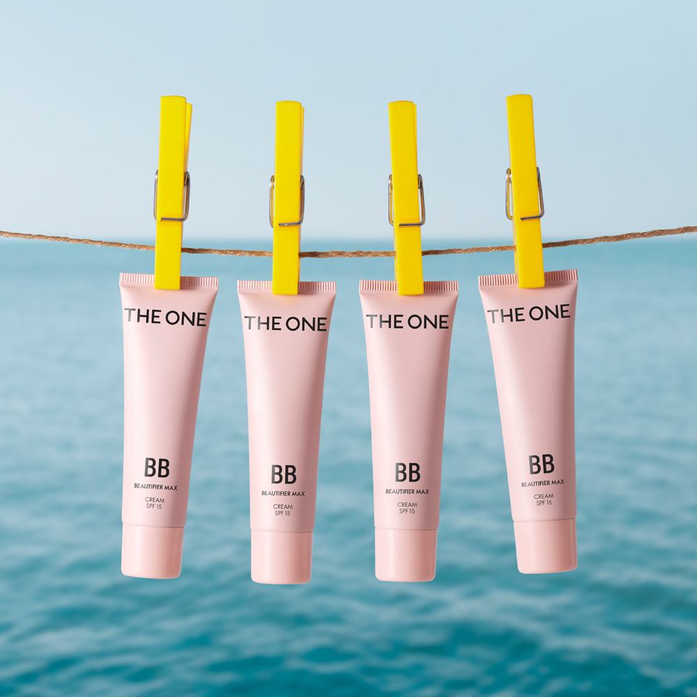 un grup de recipiente roz cu cuiere galbene pe o frânghie