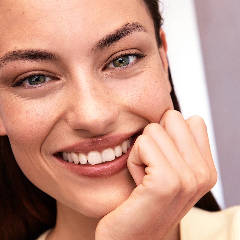 un prim-plan al unei femei zâmbitoare