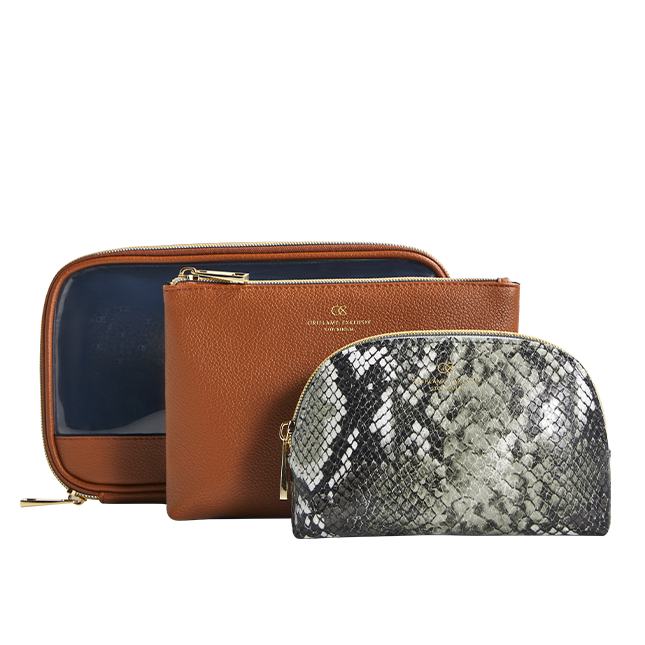 un grupo de bolsos sobre fondo blanco