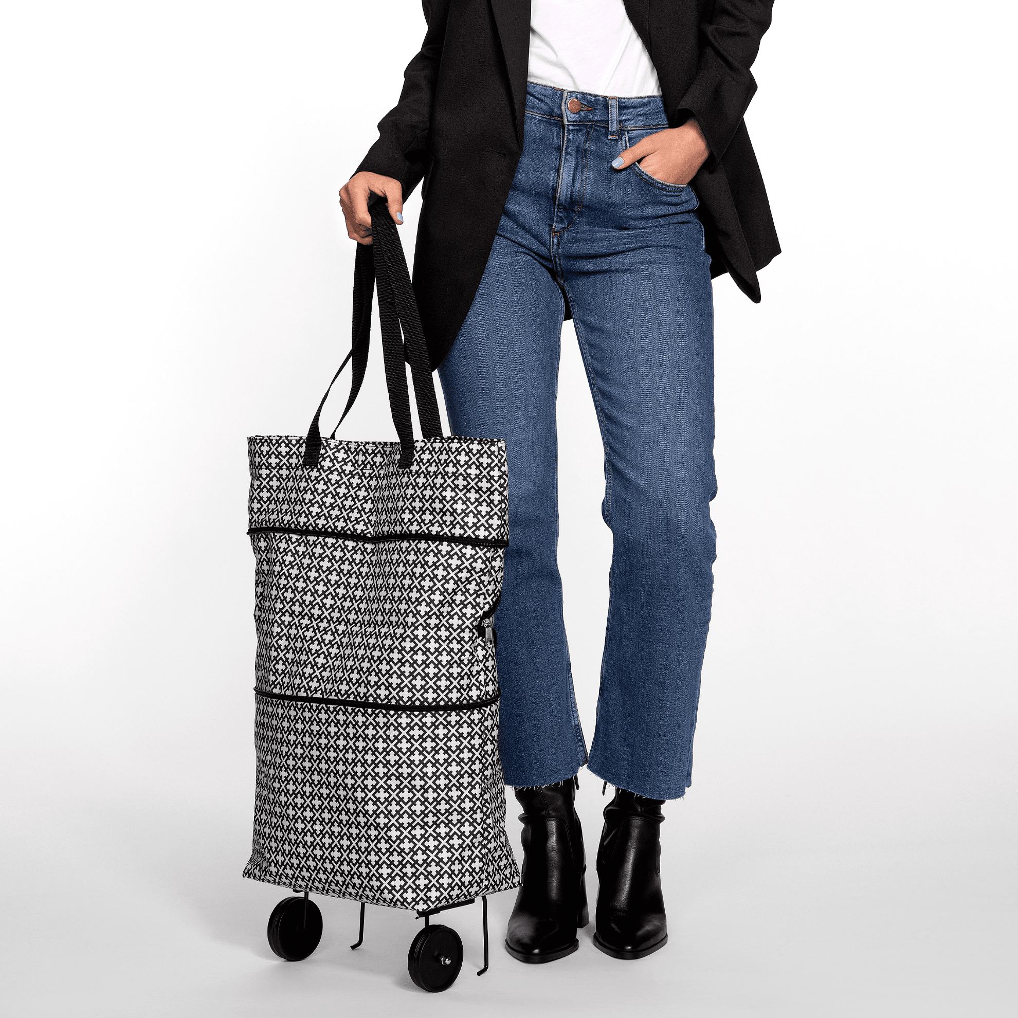 una persona con una bolsa en la mano