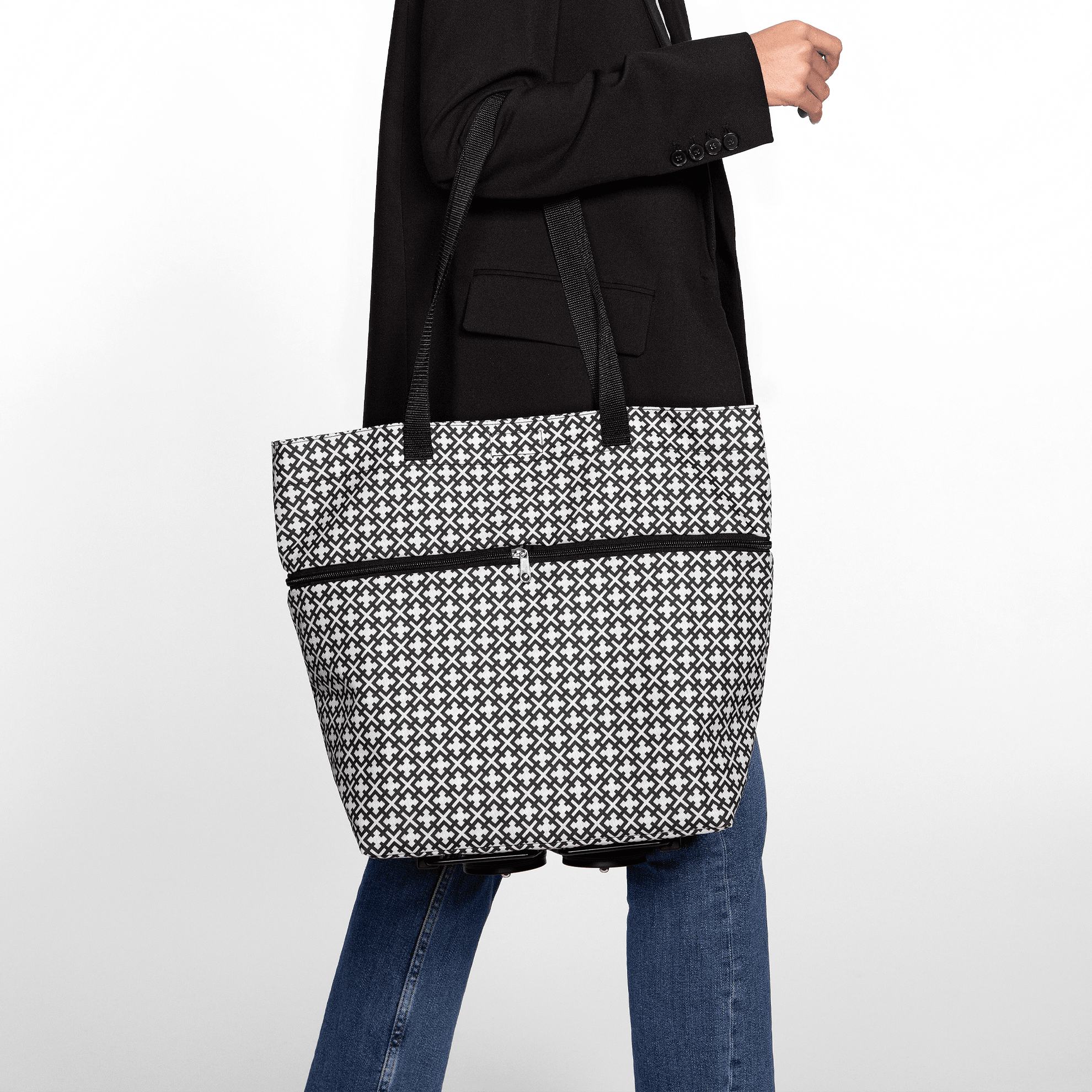 una persona caminando con un bolso grande