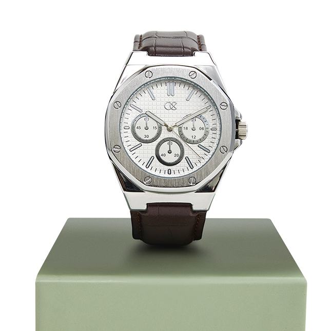 Un reloj en un soporte