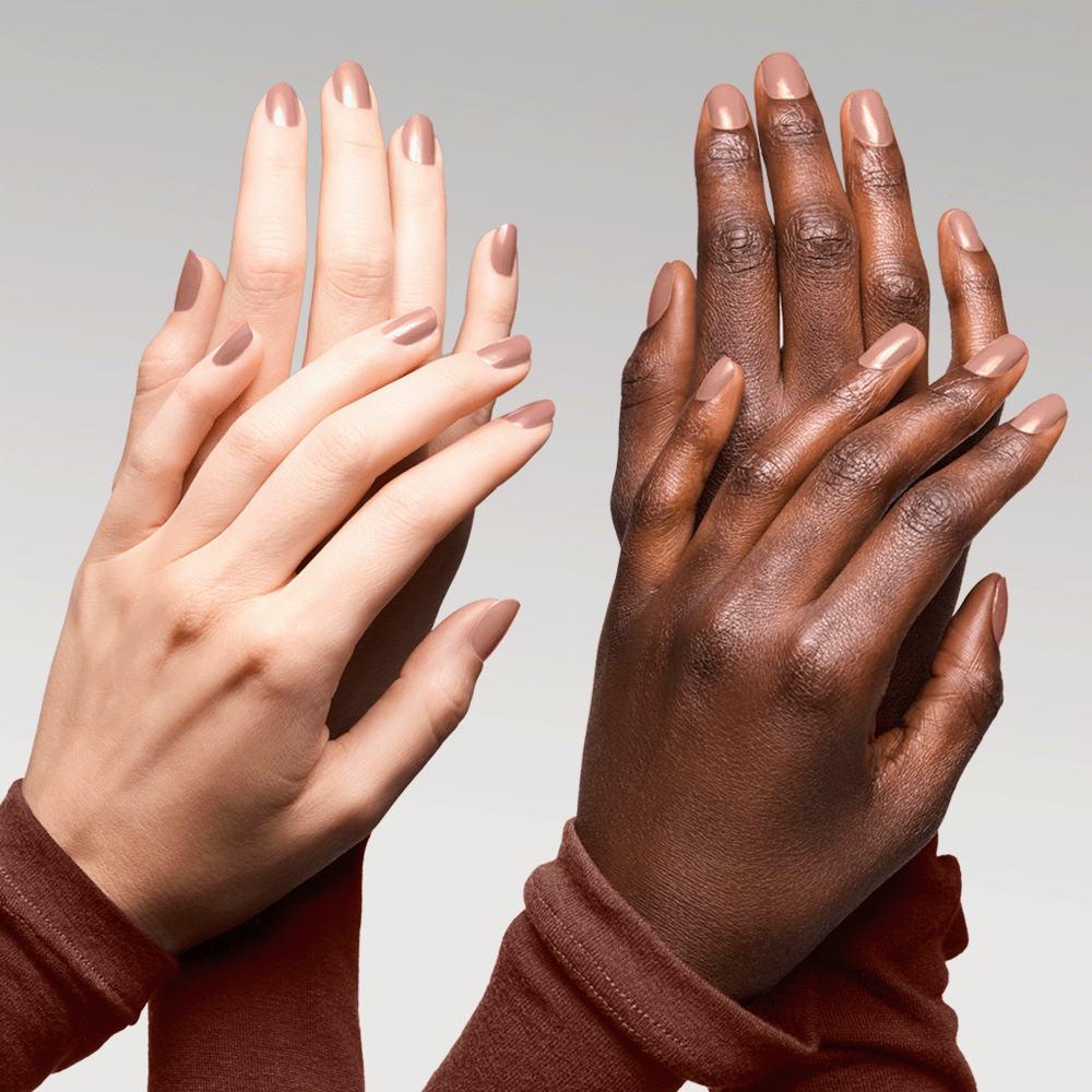 een close-up van handen met gelakte nagels