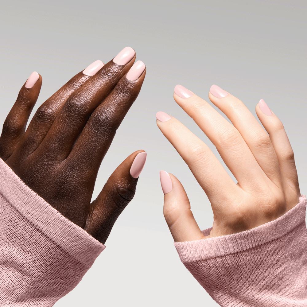 un prim-plan al mâinilor cu unghiile vopsite