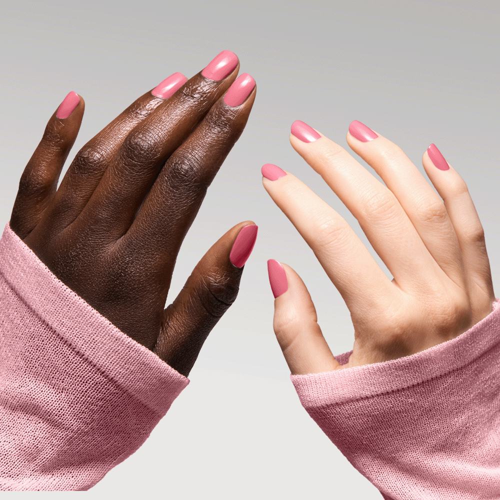 çəhrayı boyalı dırnaqları olan əllərin yaxın görünüşü