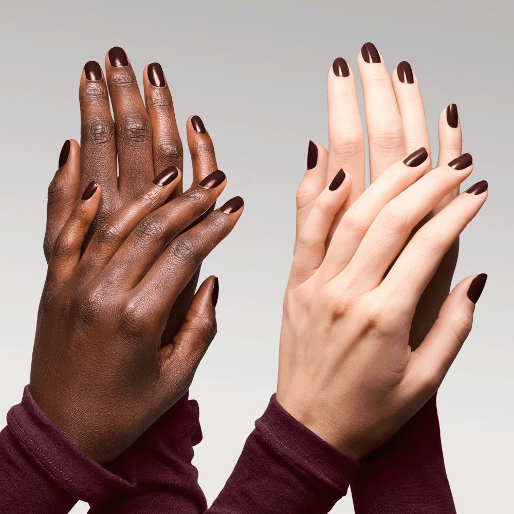 een close-up van handen met gelakte nagels