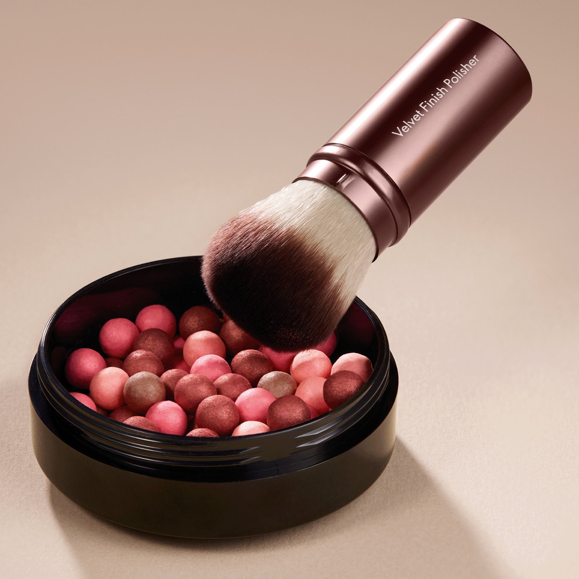 кисть на контейнере с румянами