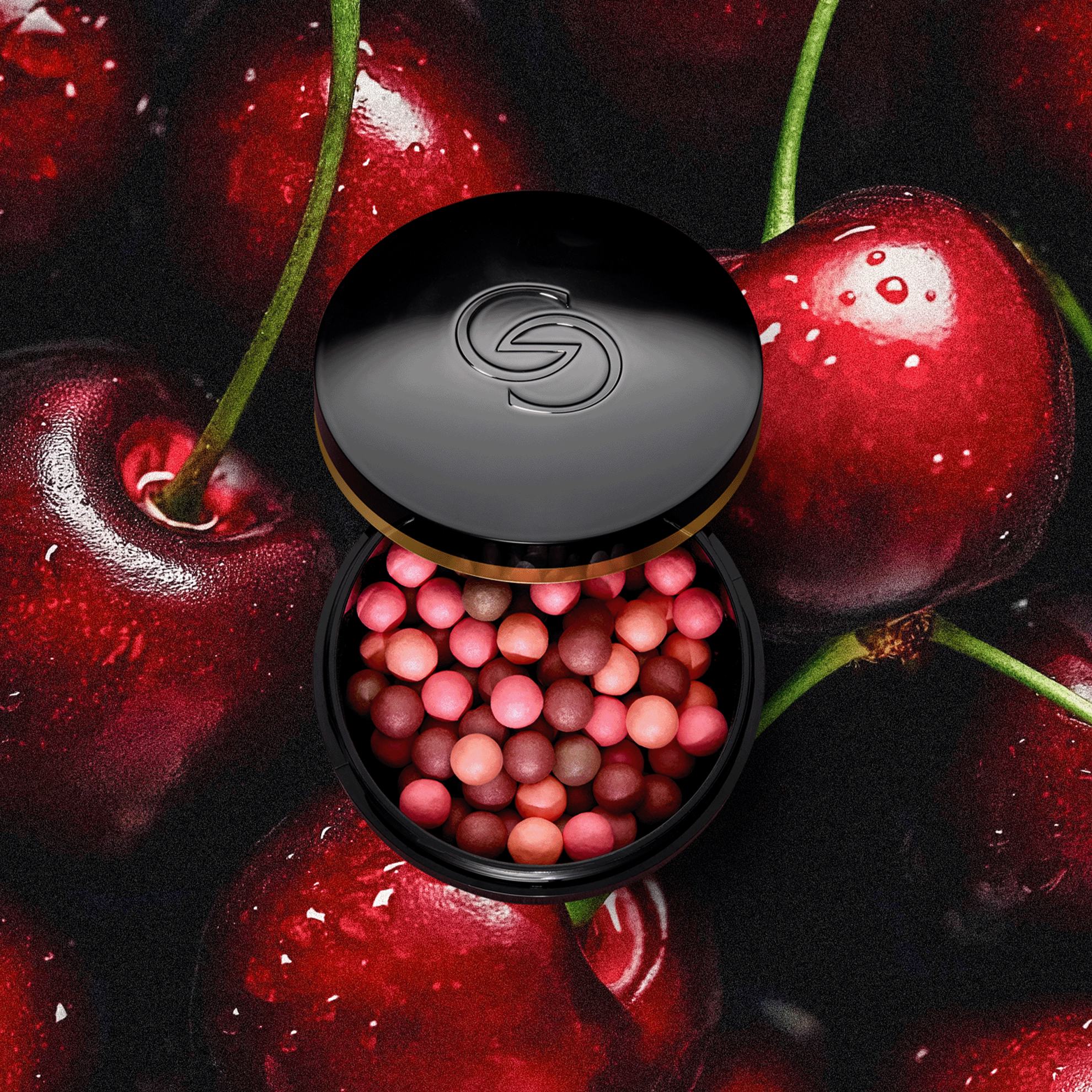 контейнер с румянами на вишневом фоне