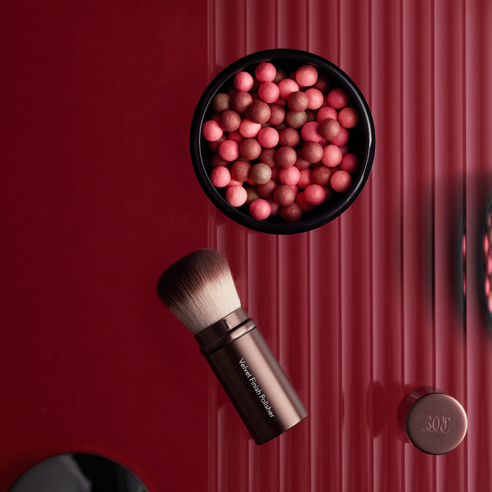 кисть рядом с миской с румянами