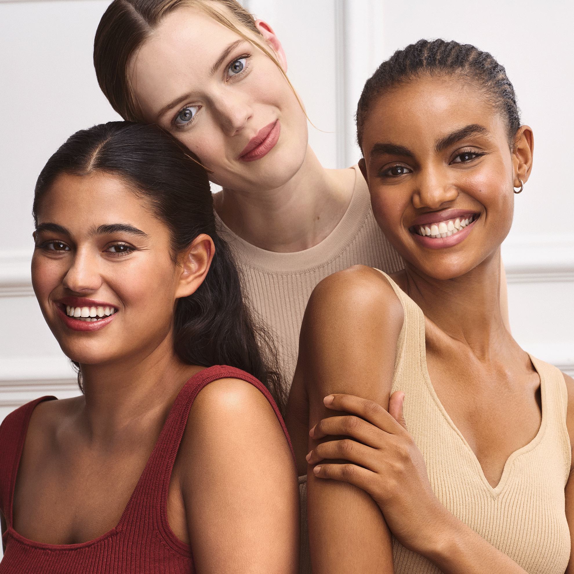 un grupo de mujeres posando para una foto