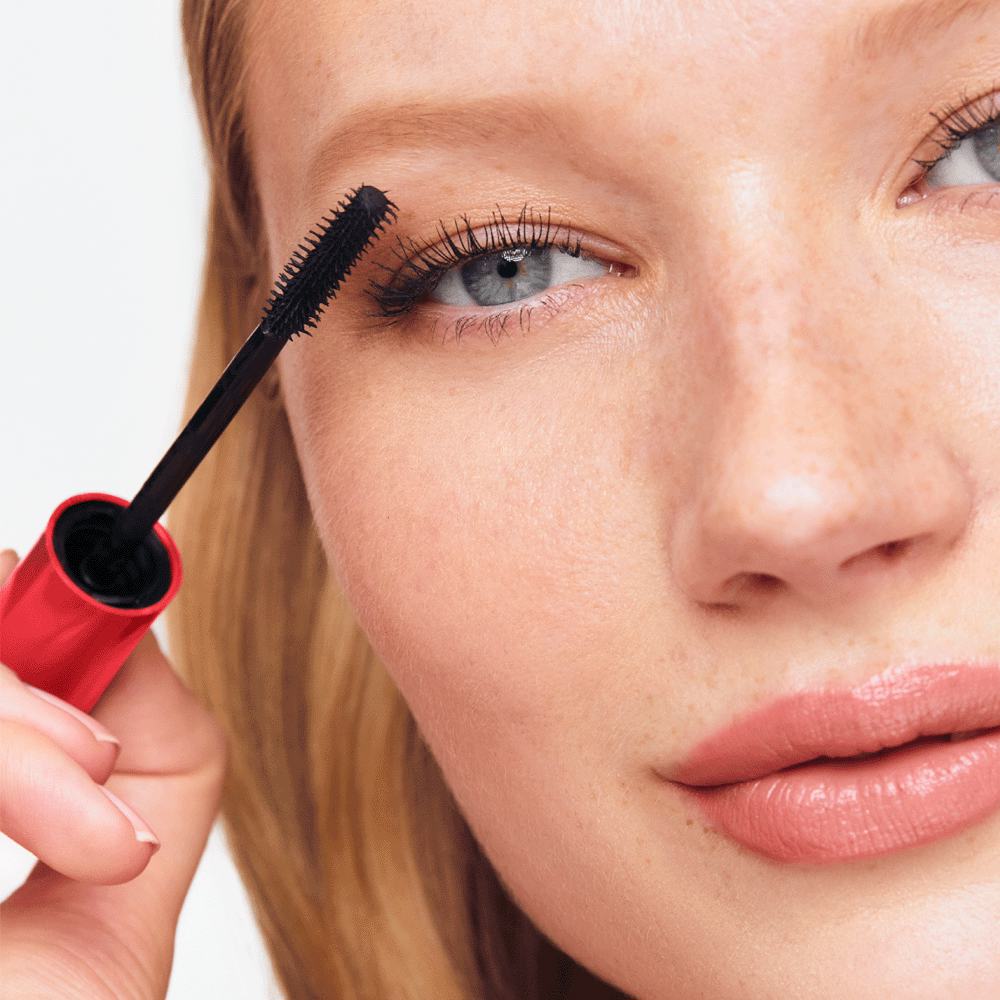 o femeie care își aplică rimel pe gene