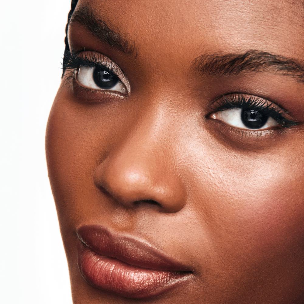 un prim-plan al feței unei femei