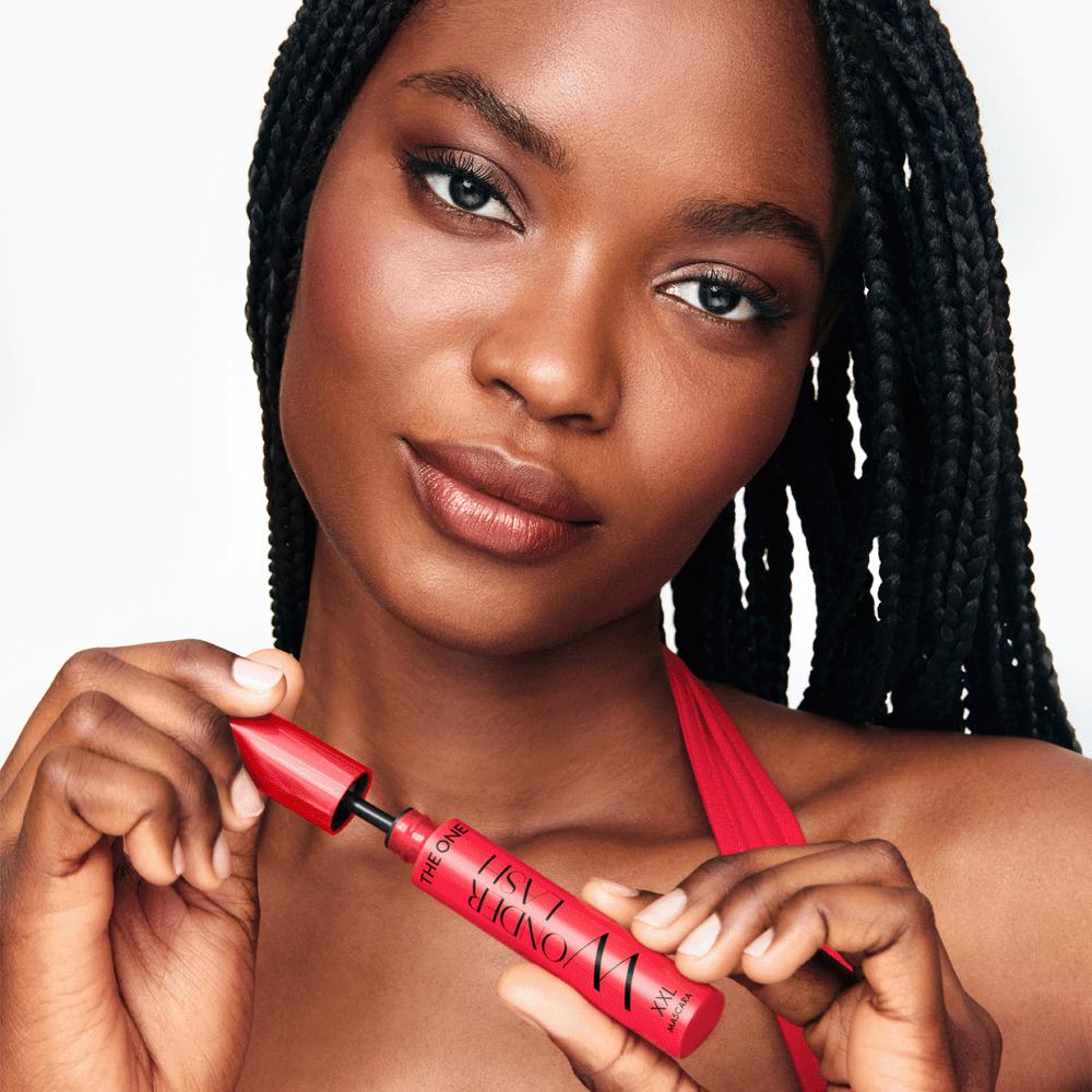 o femeie ținând un tub de rimel