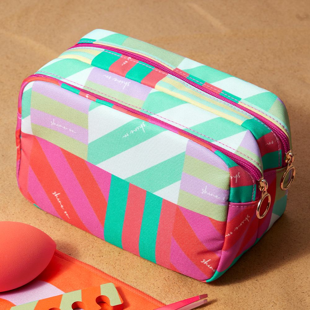 eine bunte Tasche mit einem rosa-blauen Muster