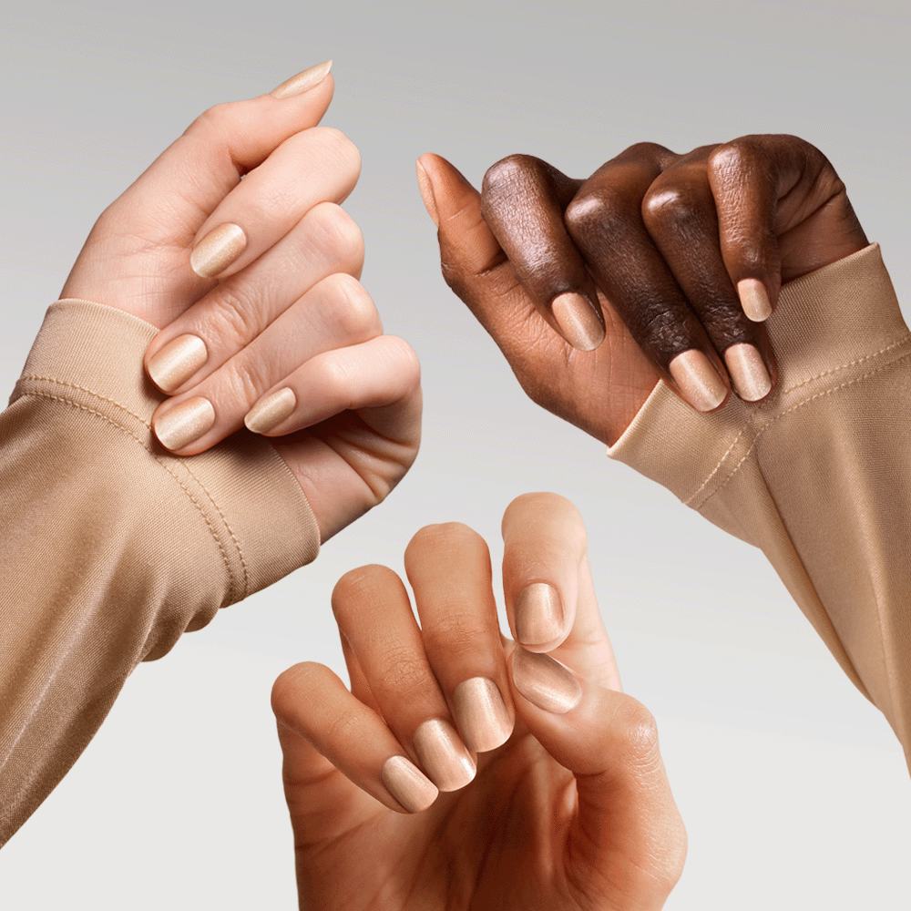 μια ομάδα χεριών με βαμμένα νύχια