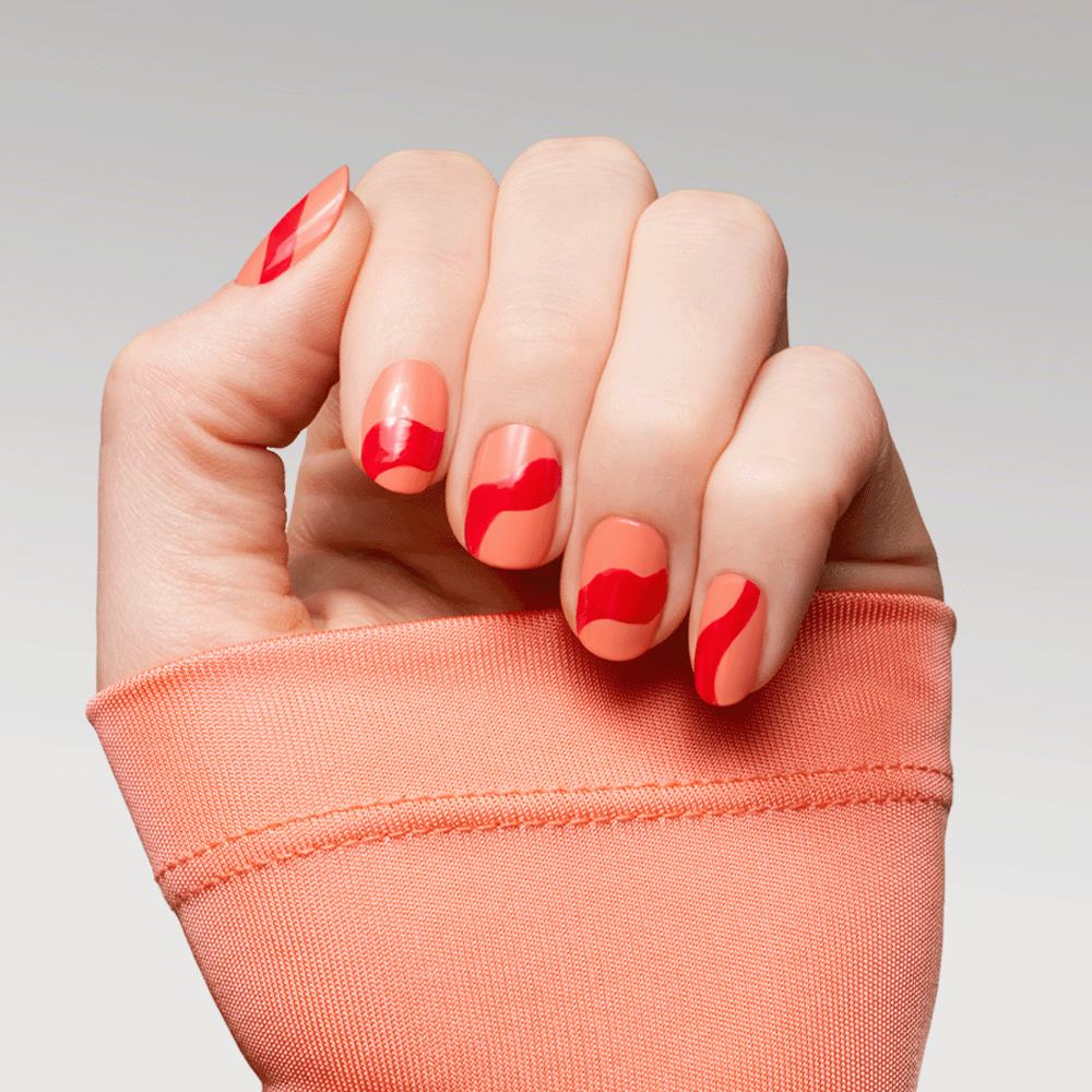 ένα χέρι με βαμμένα νύχια