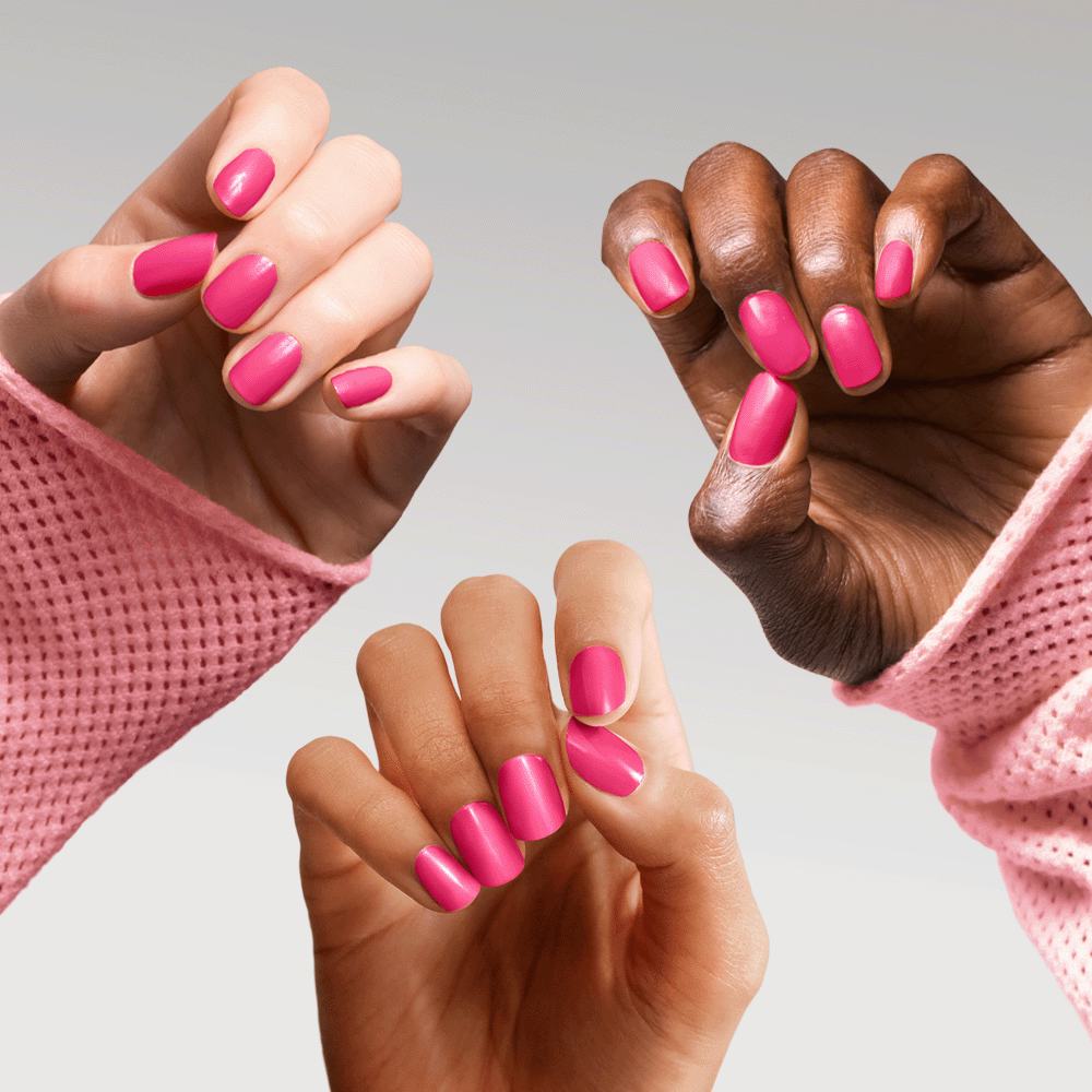 μια ομάδα χεριών με ροζ βαμμένα νύχια