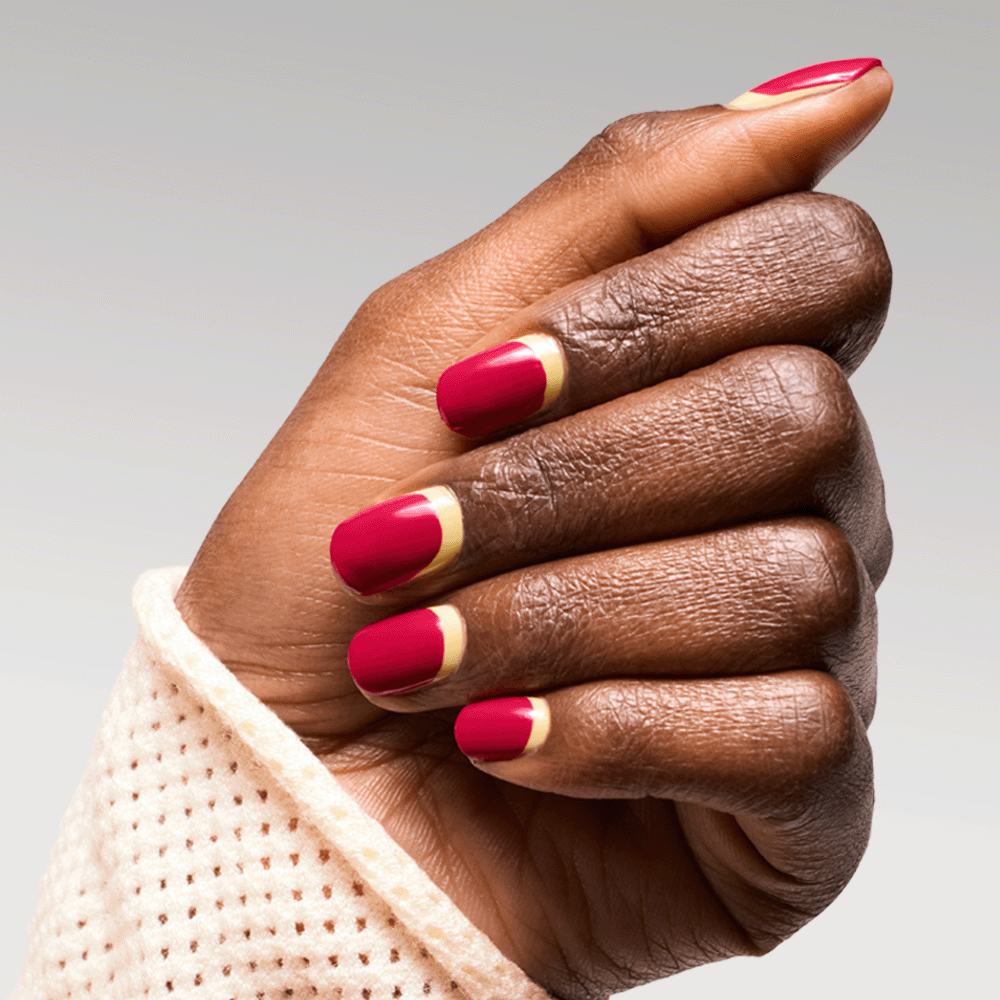 ένα χέρι με βαμμένα νύχια