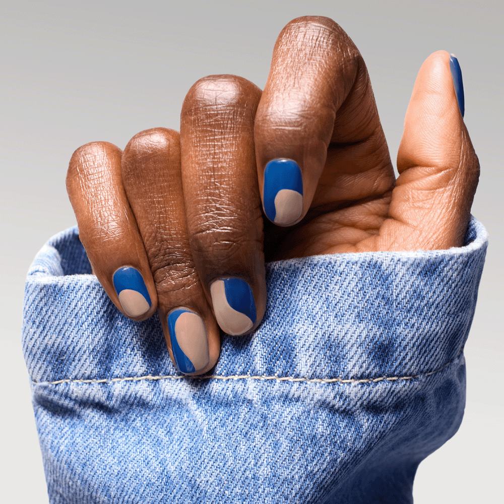 ένα χέρι με βαμμένα νύχια