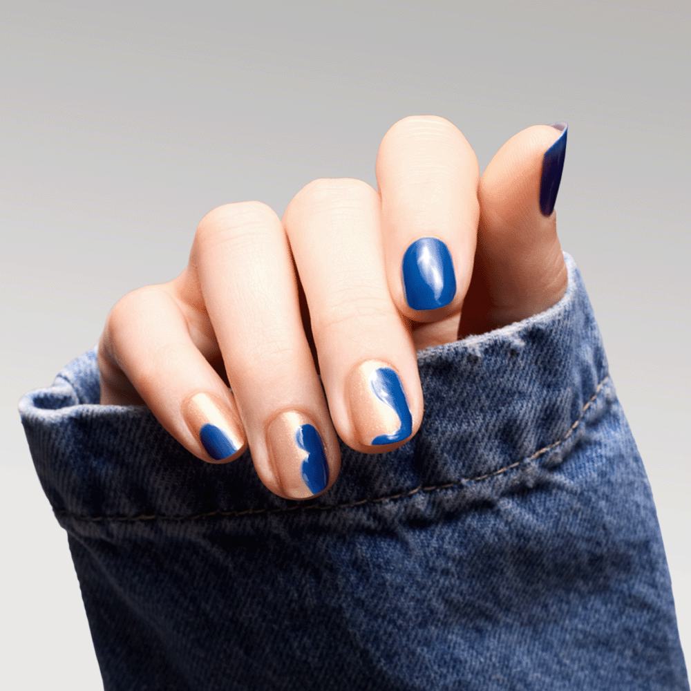 ένα χέρι με βαμμένα νύχια