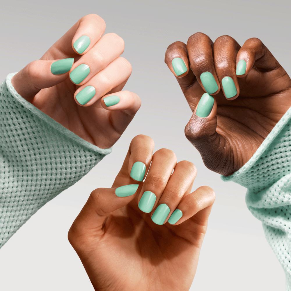 μια ομάδα χεριών με βαμμένα νύχια