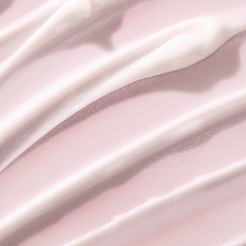 bela krema na rožnati površini