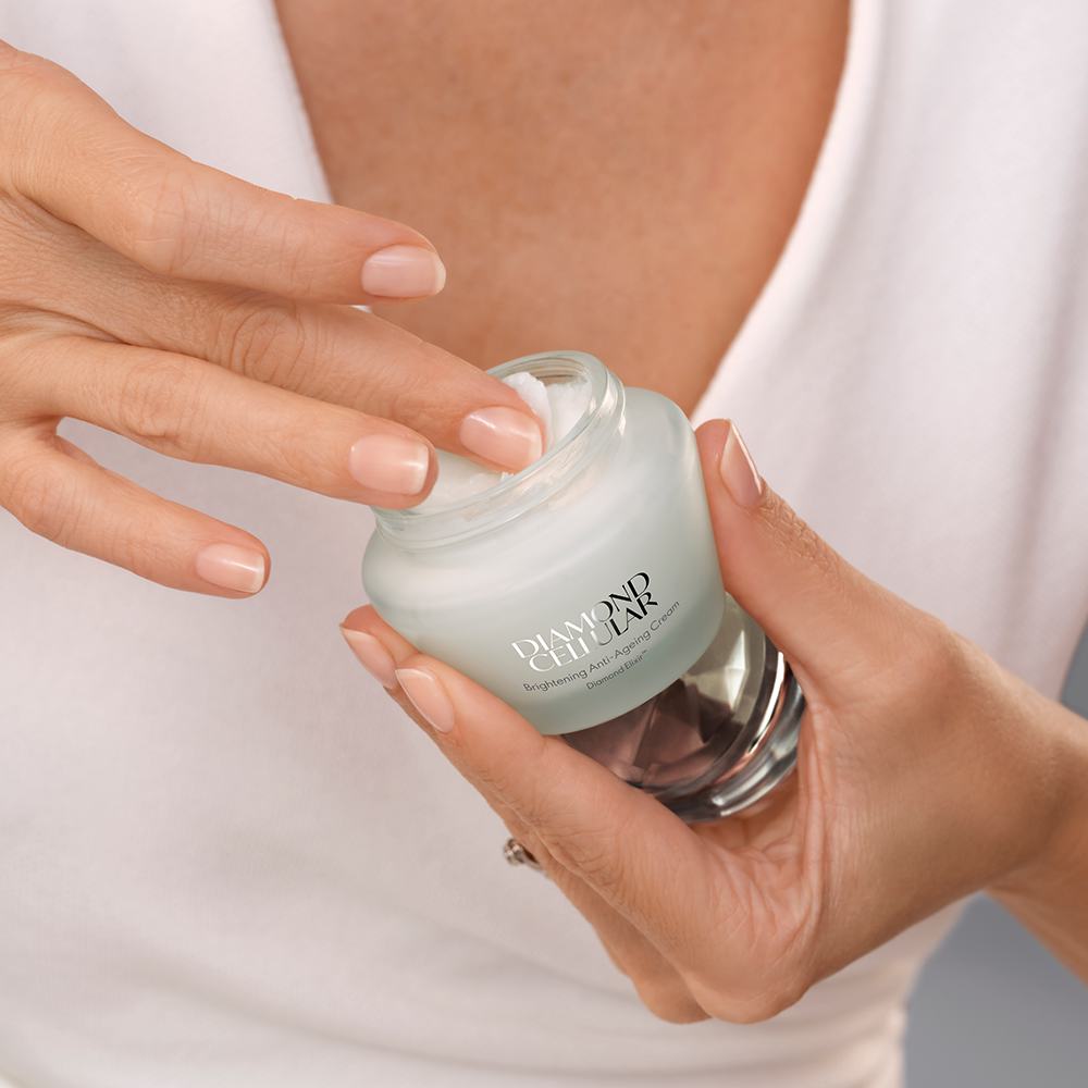 en kvinna som smörjer in handen med kräm