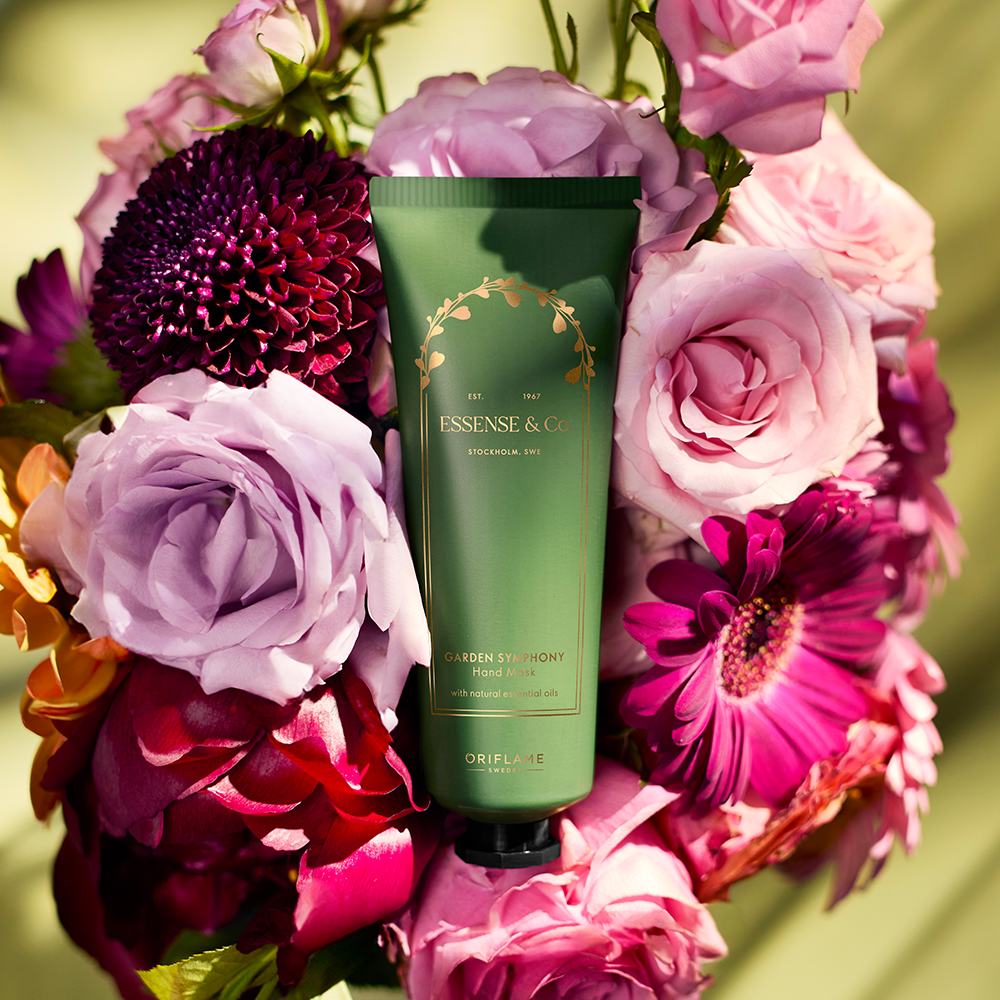 Un tubo verde de crema sobre un ramo de flores.