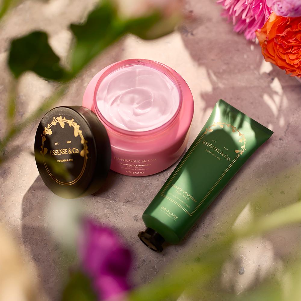 un grupo de envases de crema y un tubo verde de crema