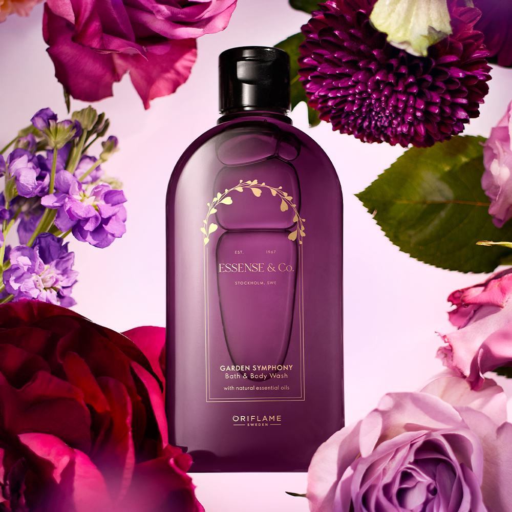 egy virágokkal körülvett parfümös üveg