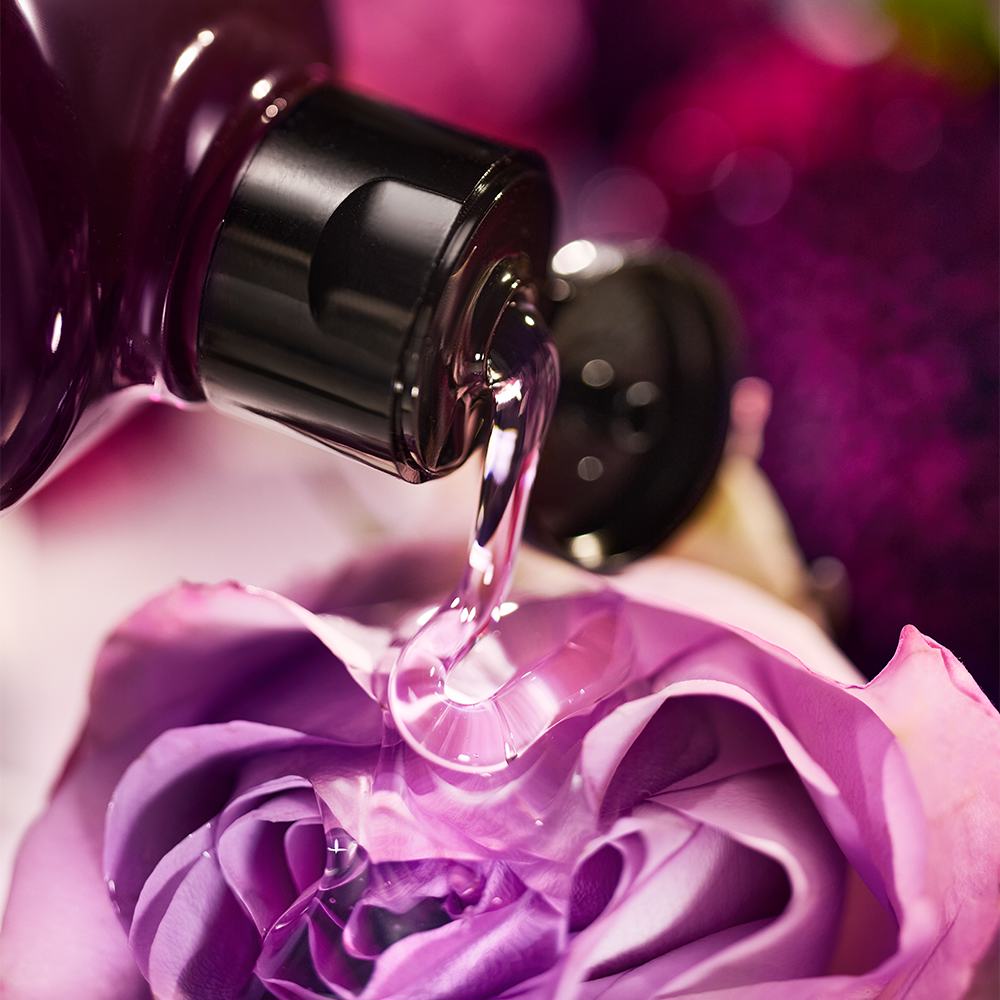 egy üveg folyadékot öntenek egy virágba