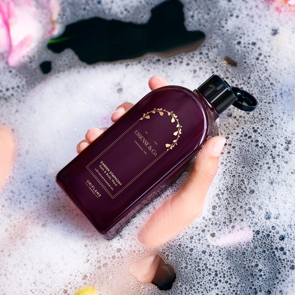 egy kéz, amely egy folyadékot tartalmazó palackot tart