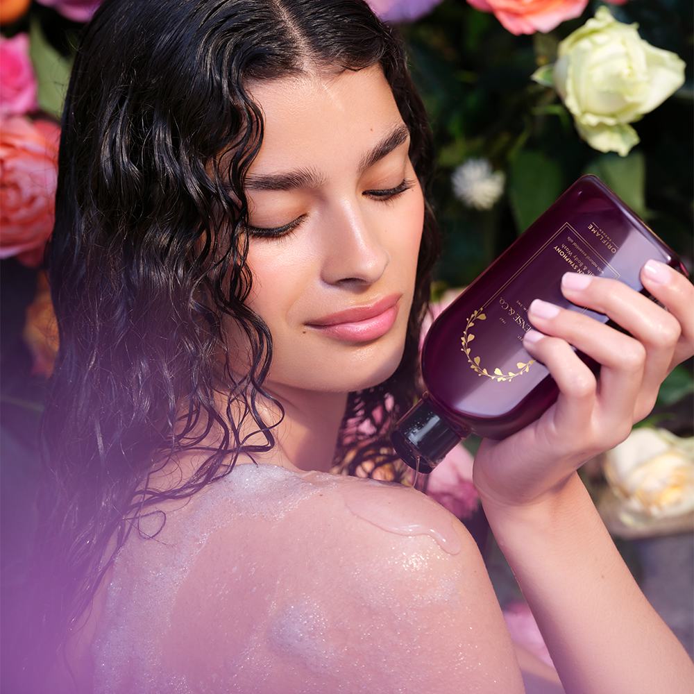 egy nő virágokkal a kádban