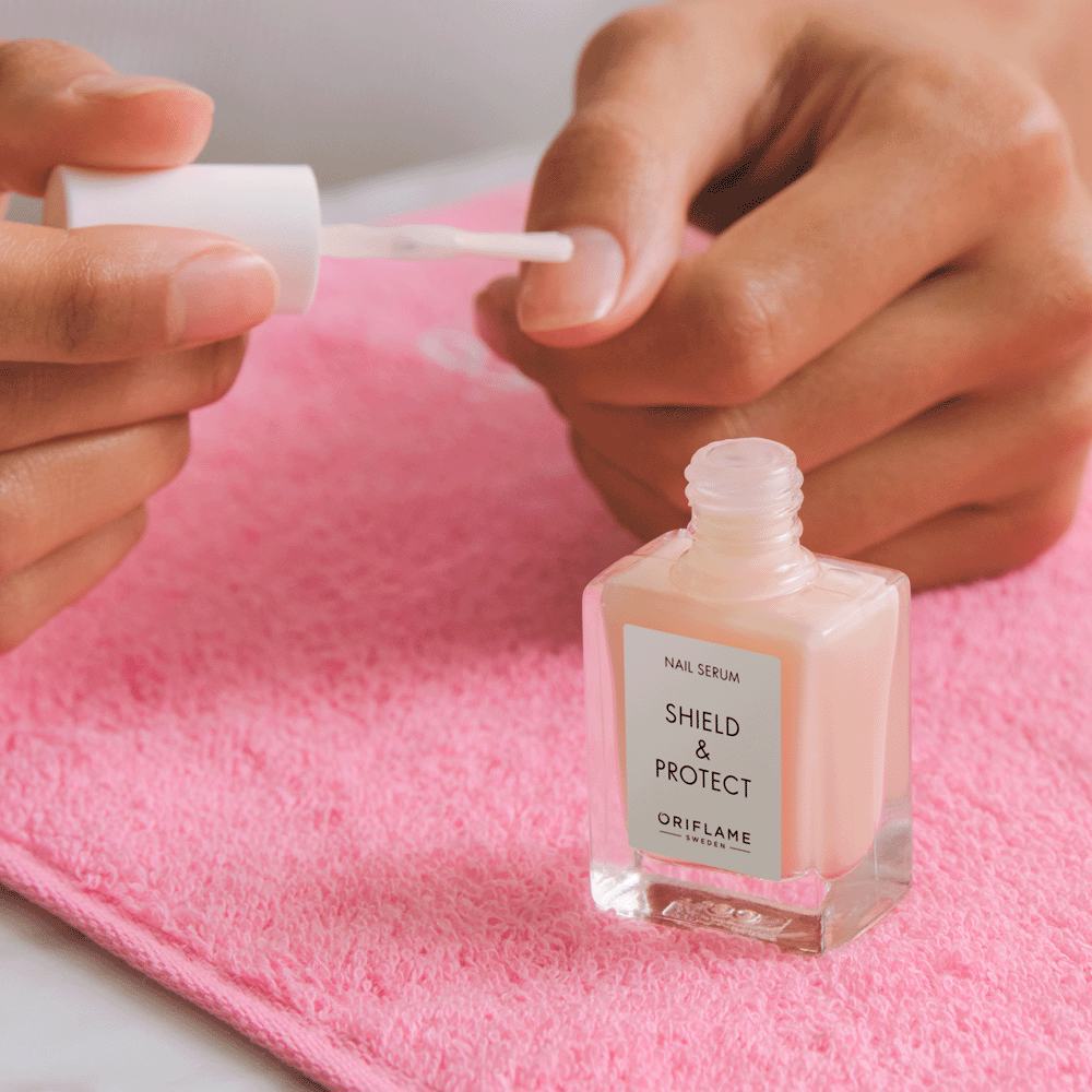 een persoon die nagellak aanbrengt