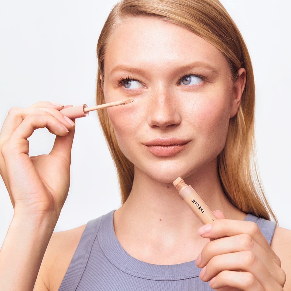 naine, kes hoiab silma peal vedelikutubikat