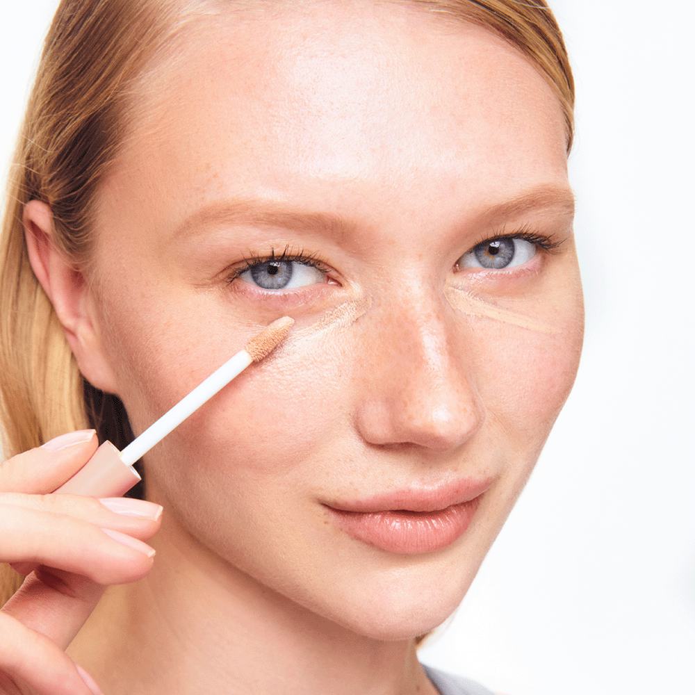 naine, kes kannab näole aluskreemi