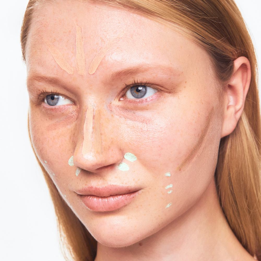 naine, kellel on nägu värvitud