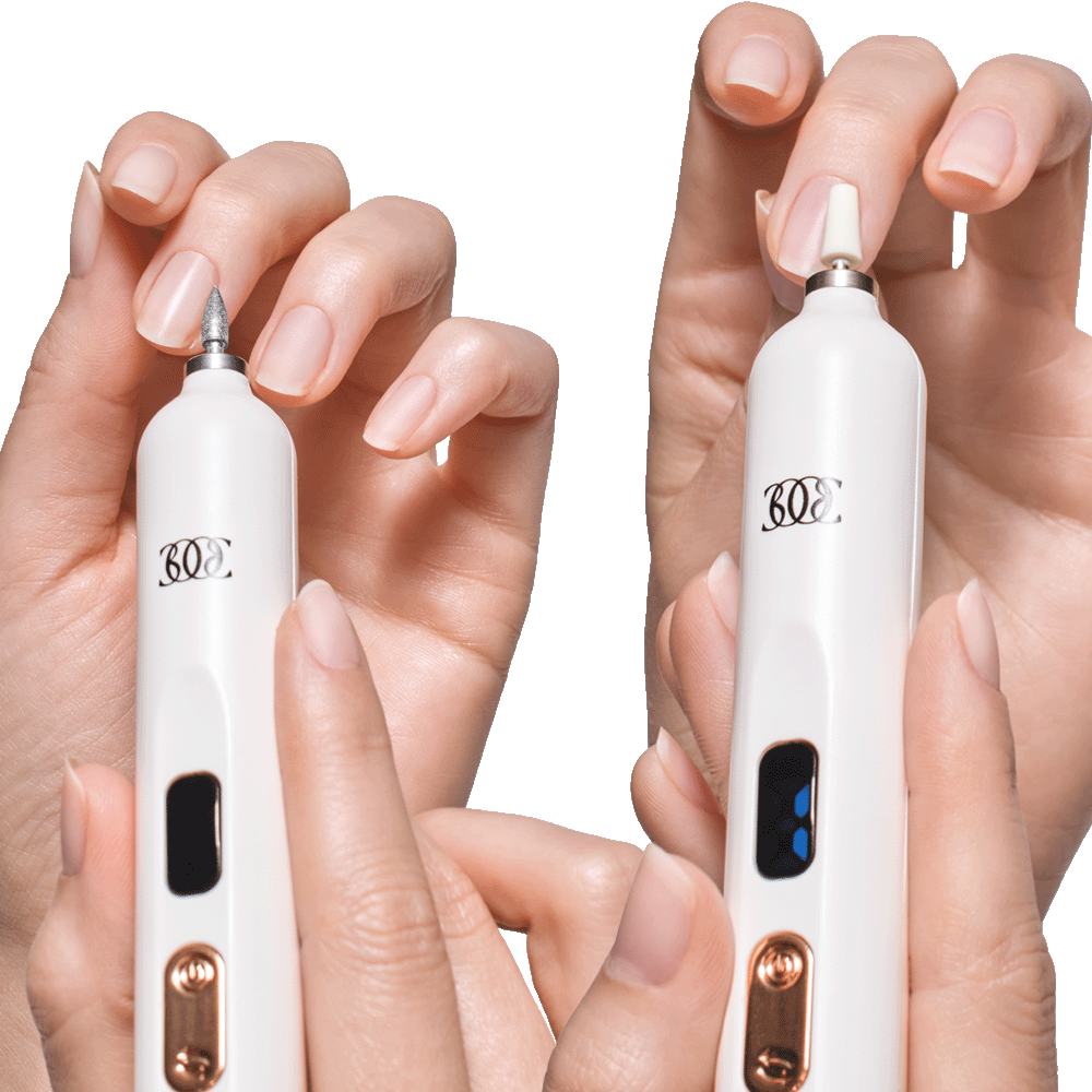 een persoon met een nagelvijl in de hand