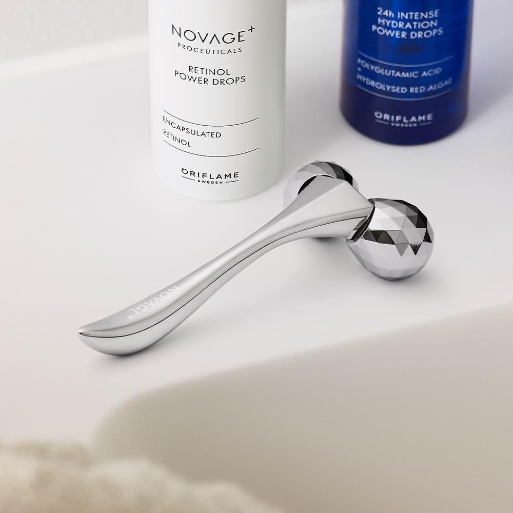 un aparat de masaj facial și o sticlă de șampon