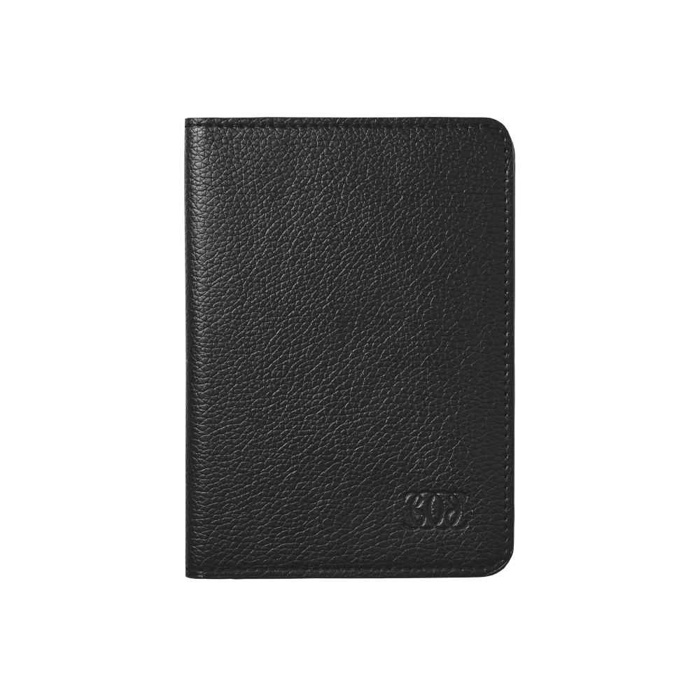 ένα μαύρο δερμάτινο κάλυμμα διαβατηρίου