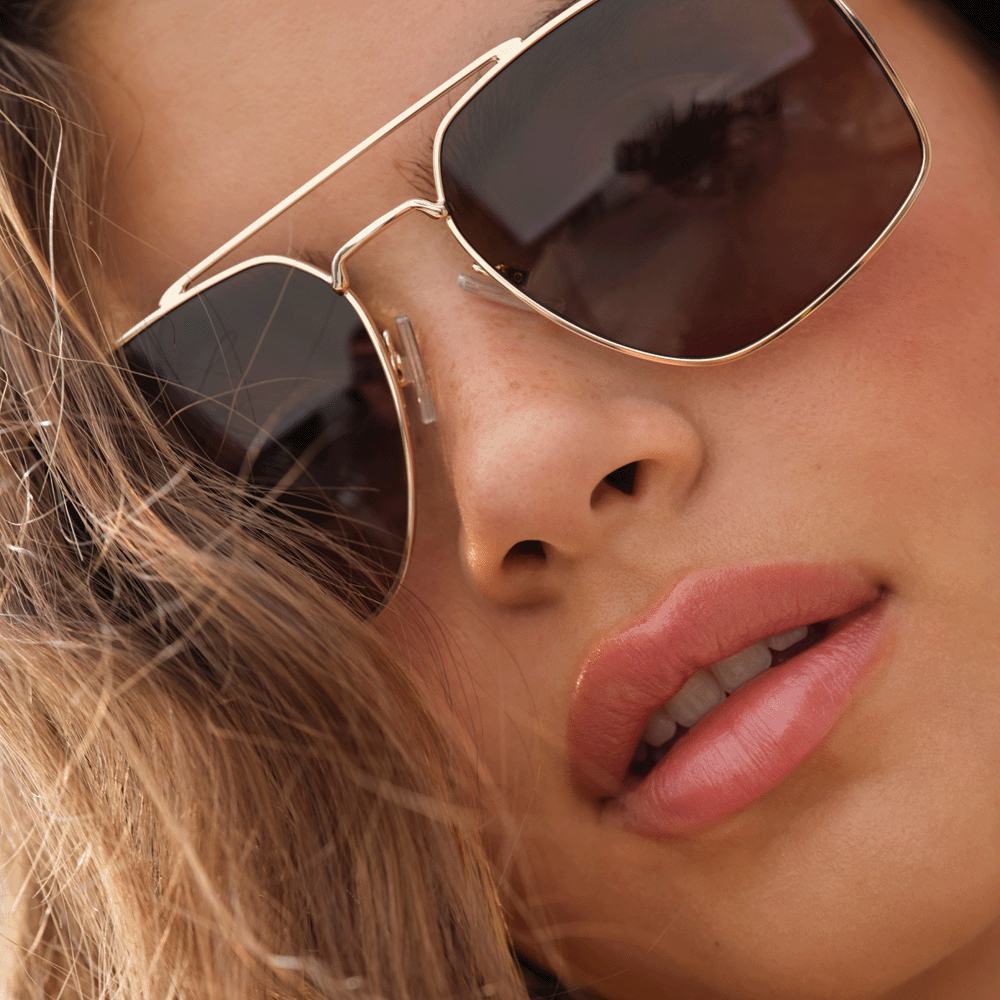 kobieta w okularach przeciwsłonecznych