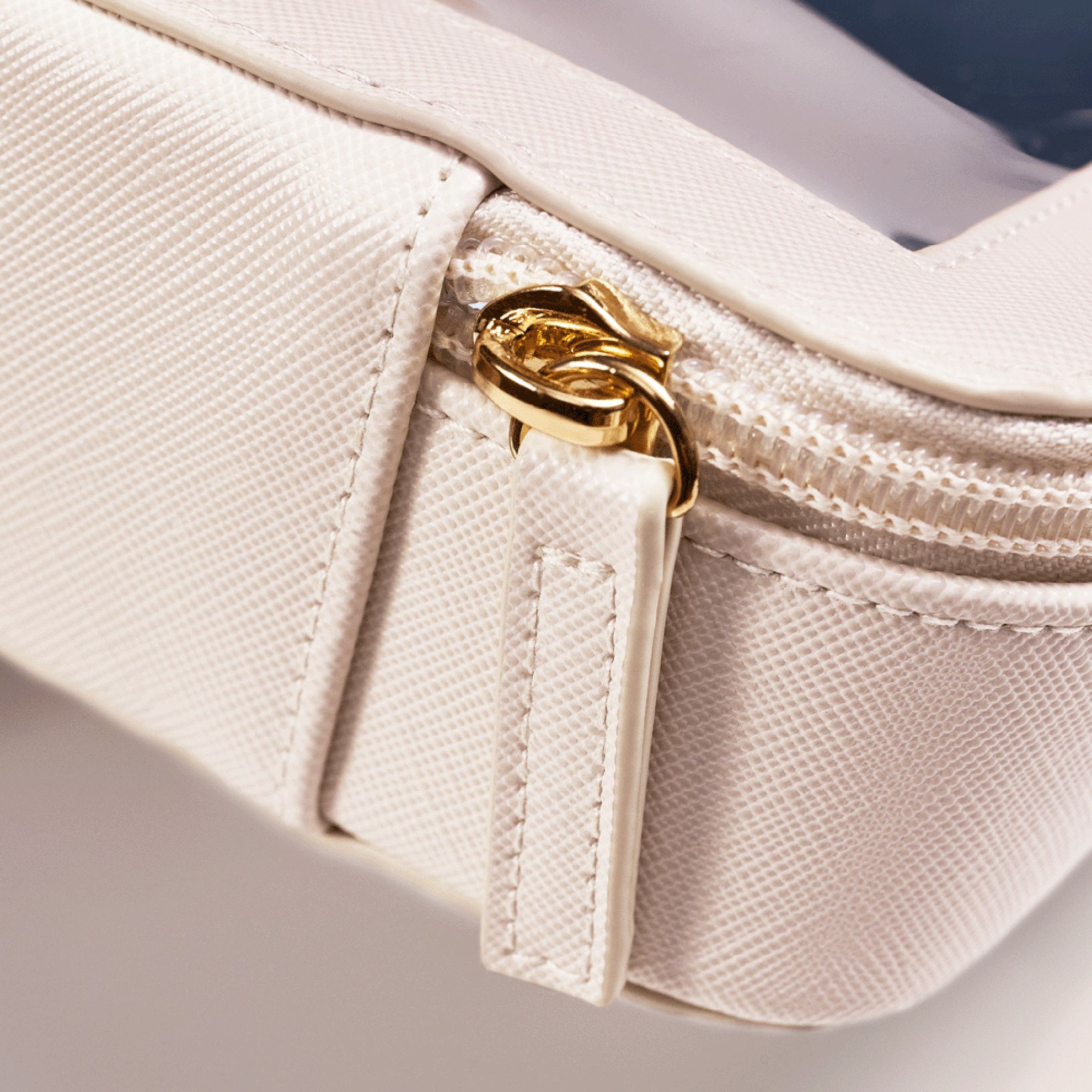 a close up of a zipper
