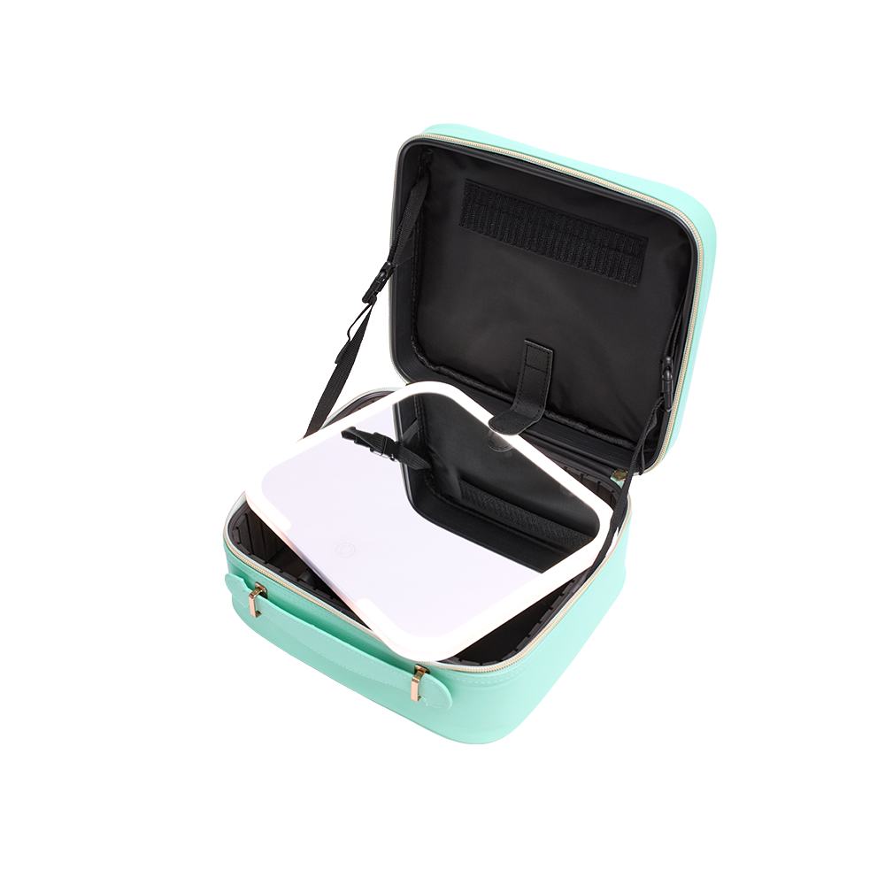 ένα μικρό τετράγωνο αντικείμενο σε μια τσάντα