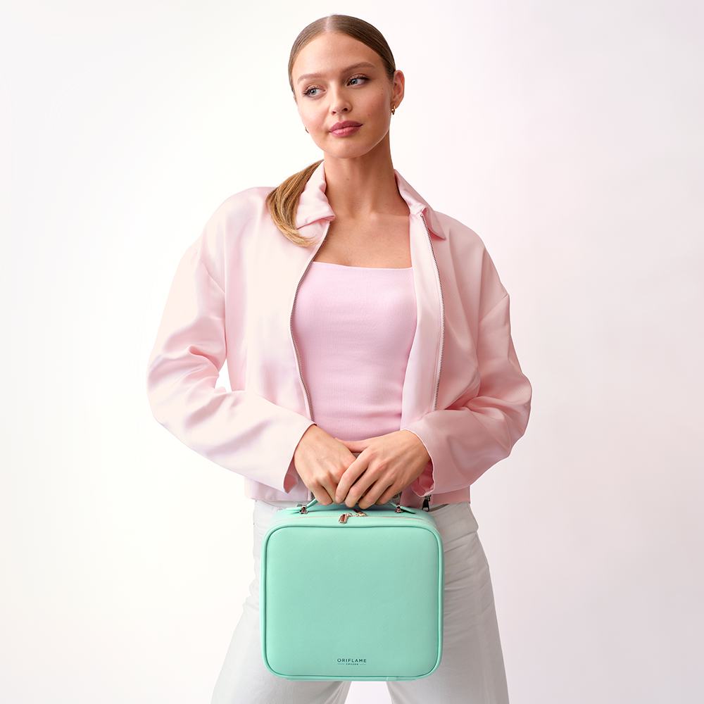 μια γυναίκα που κρατά μια μικρή τσάντα