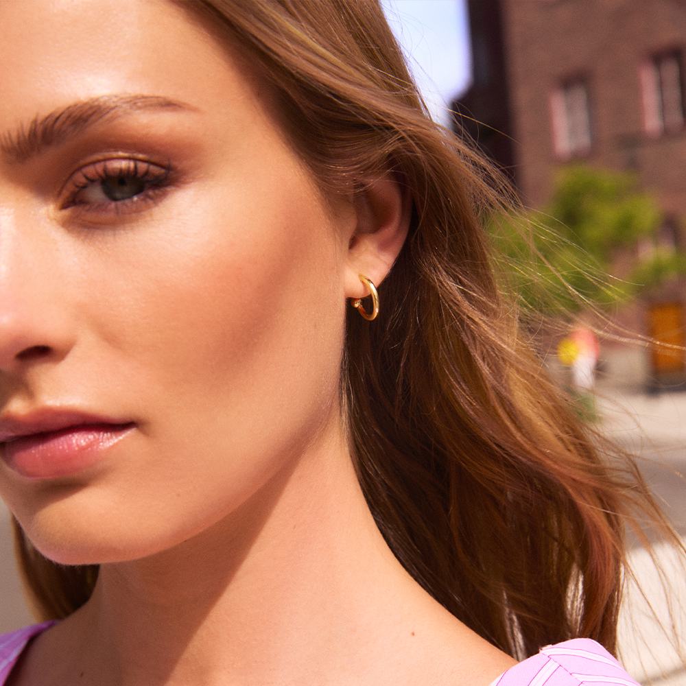 kobieta z długimi włosami ubrana w różową koszulę