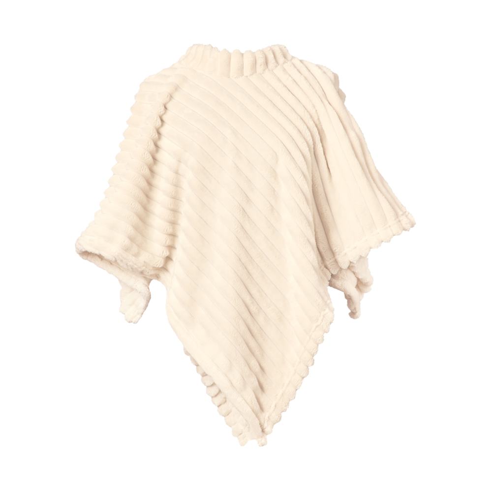 un poncho alb tricotat