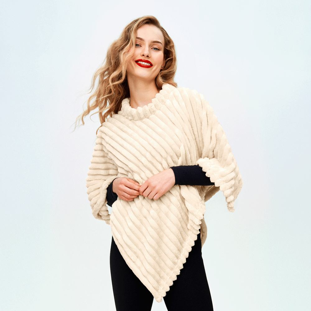 o femeie zâmbitoare care poartă un poncho alb