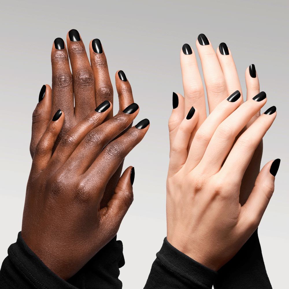 izbliza ruku sa crno obojenim noktima