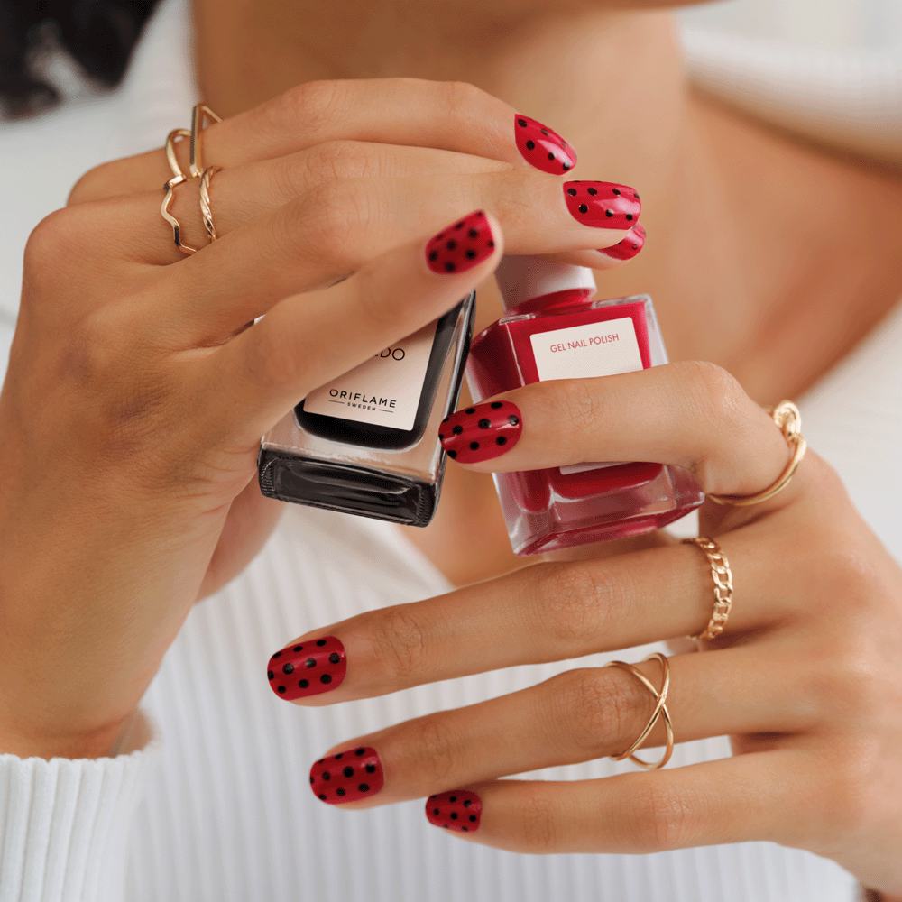 žena koja drži bocu laka za nokte